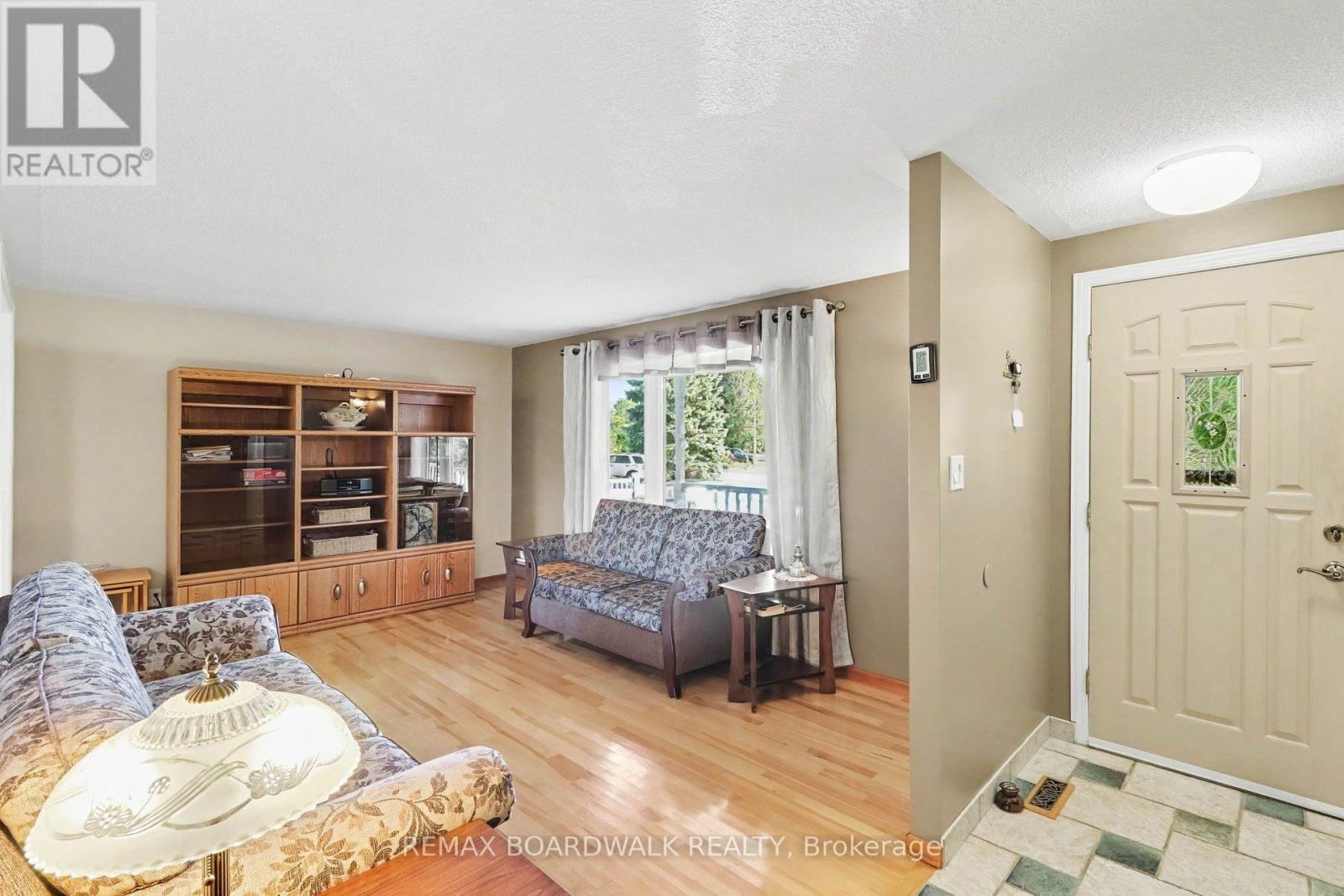 389 Hatfield Crescent Property Photo 8