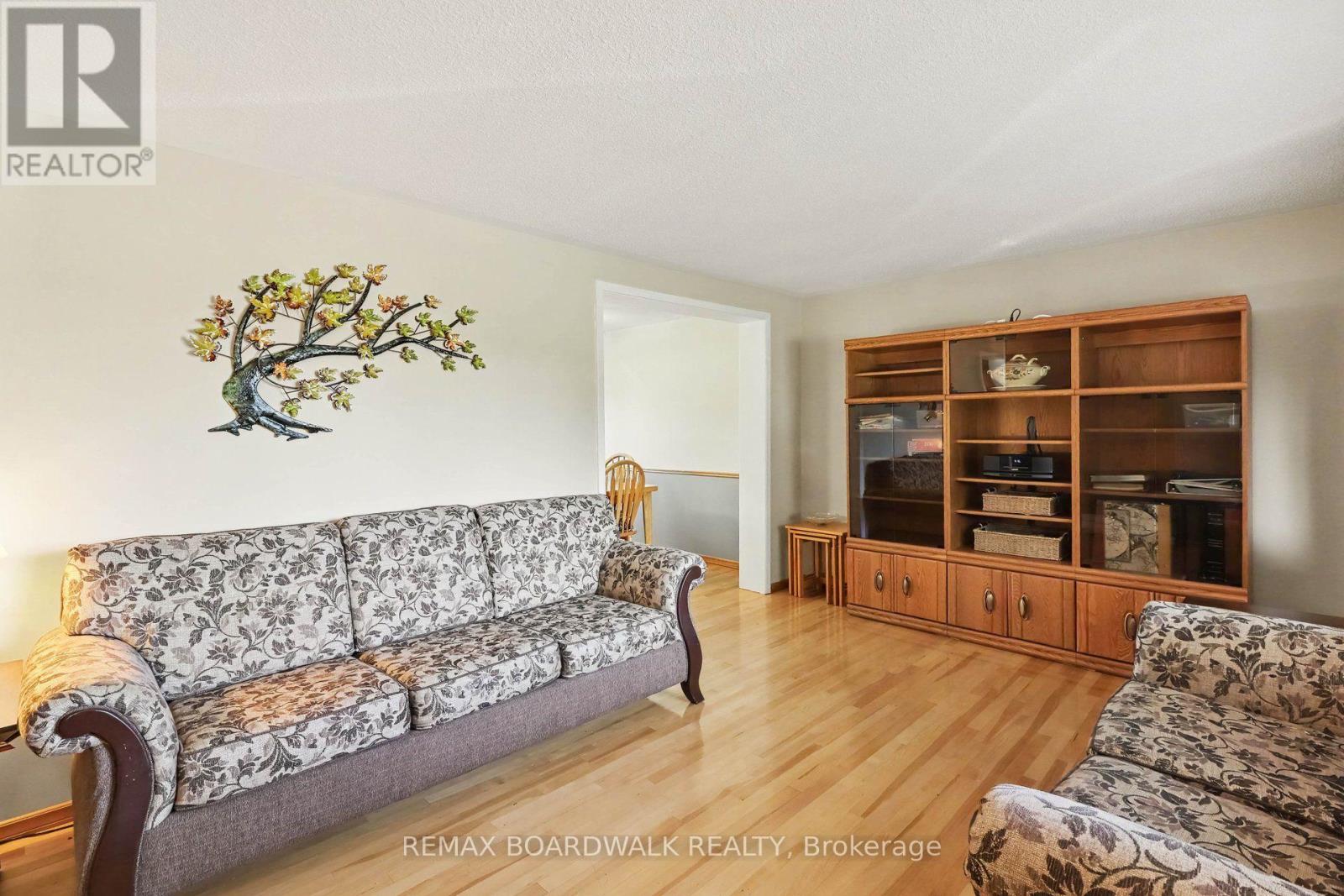 389 Hatfield Crescent Property Photo 10