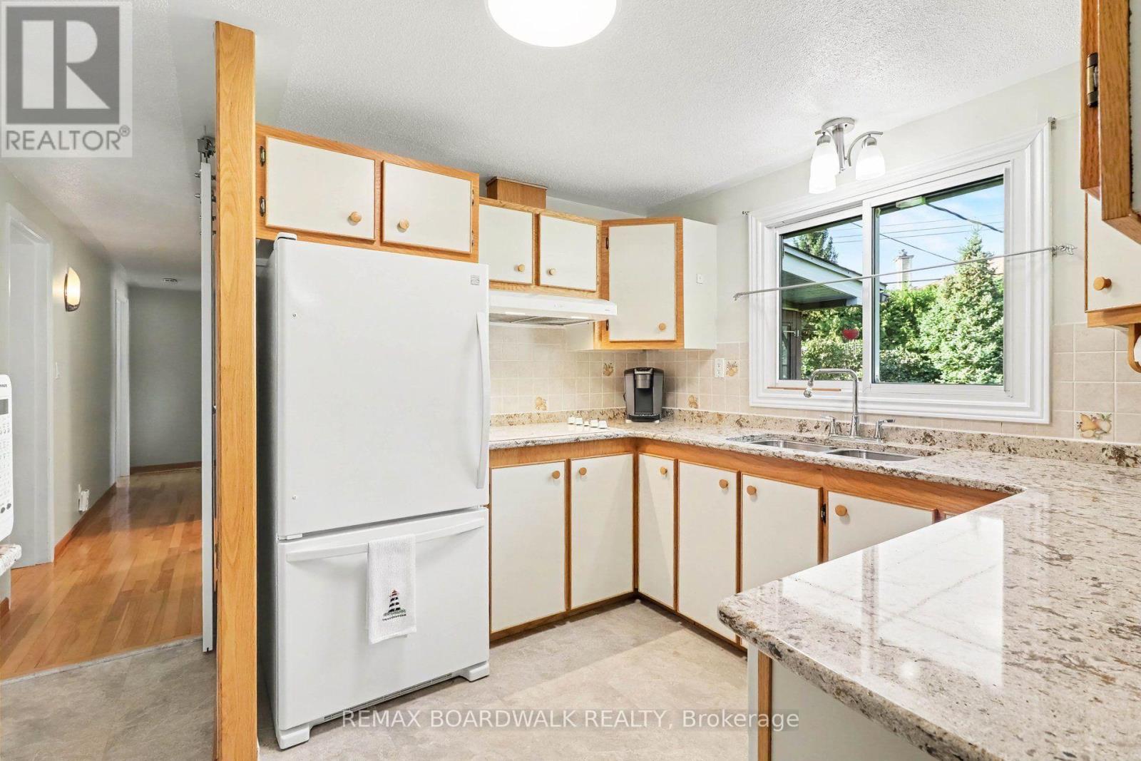 389 Hatfield Crescent Property Photo 14