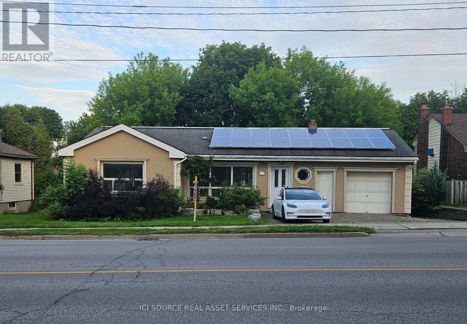52 SPEEDVALE AVENUE W Property Photo 1
