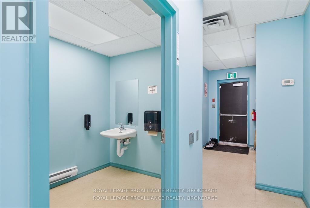 7 King Street W Property Photo 12