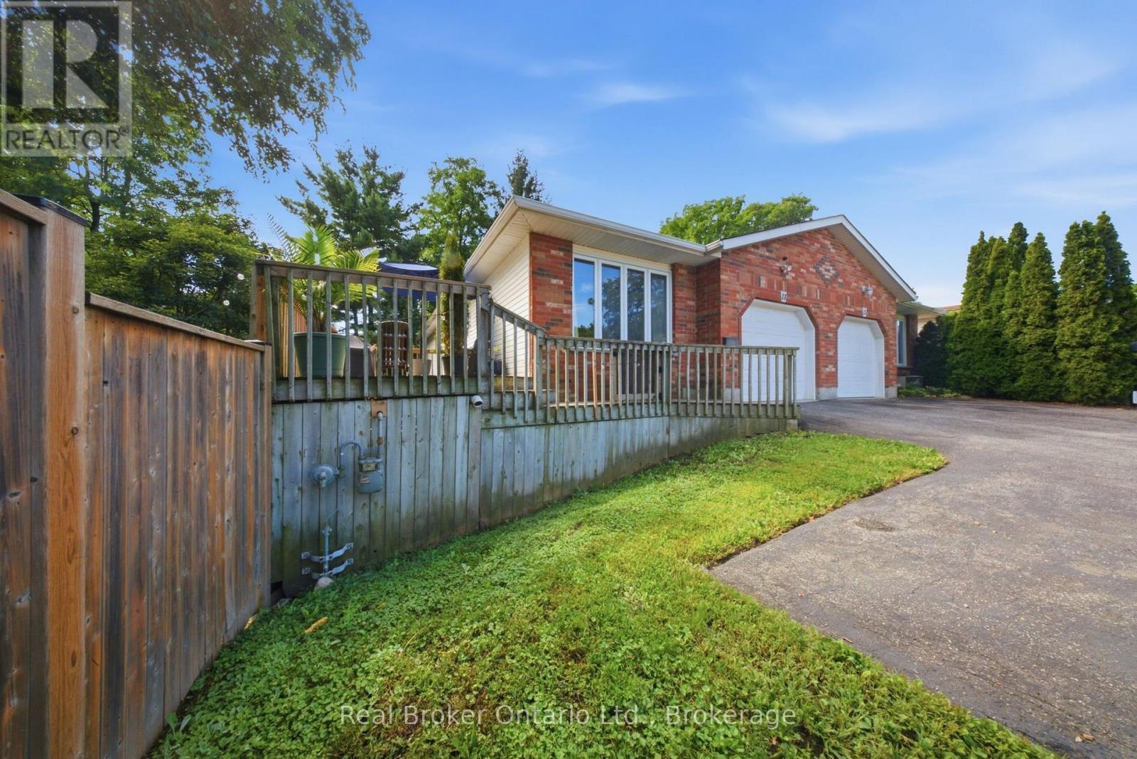 11 Dundas Street W Property Photo 1