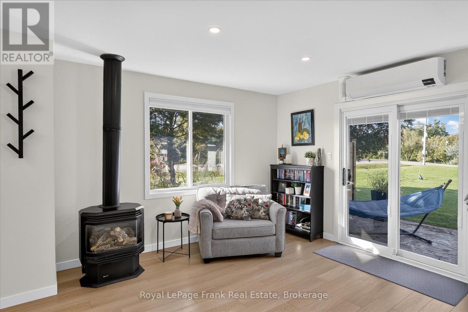 170 Kerry Line Property Photo 5