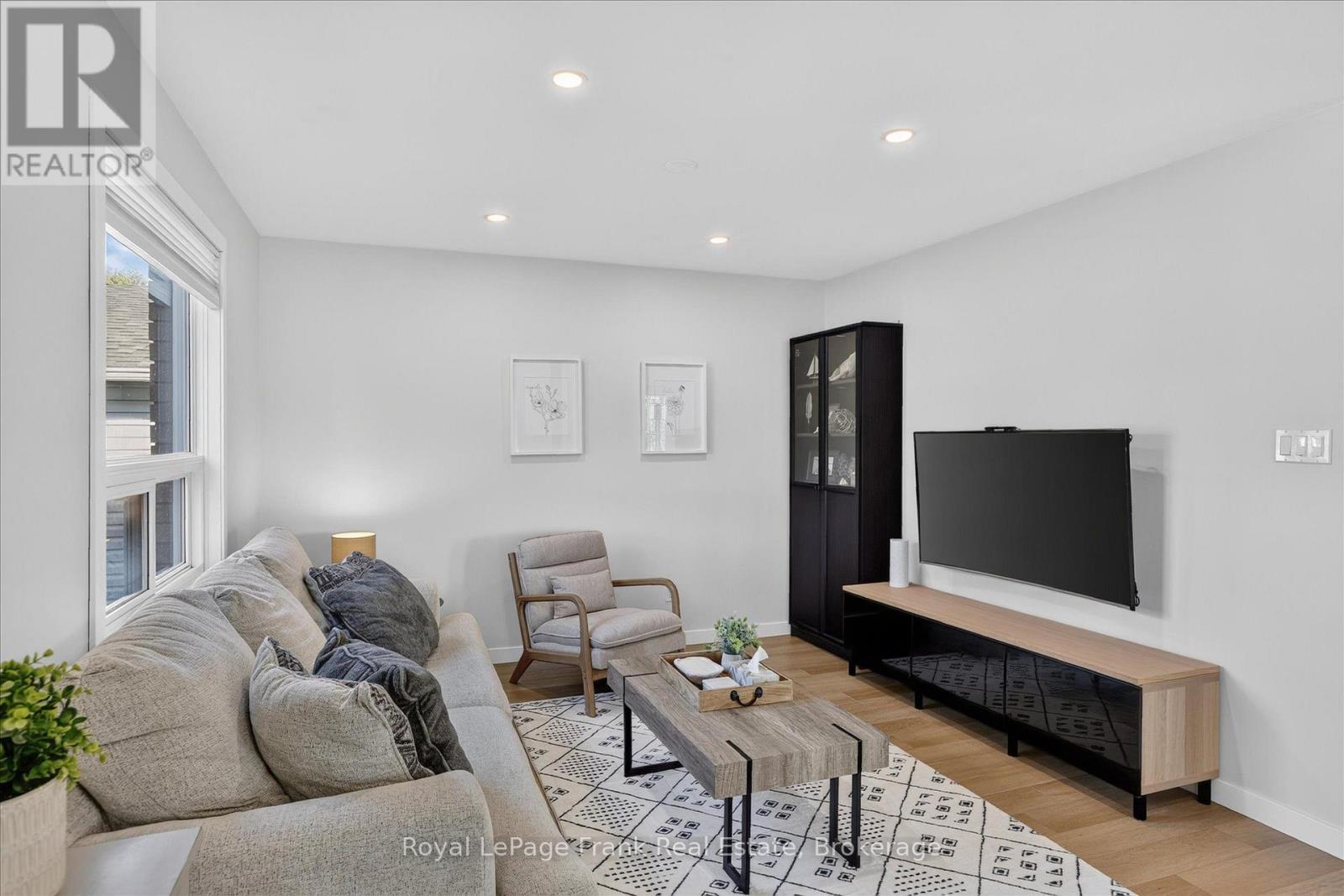 170 Kerry Line Property Photo 6