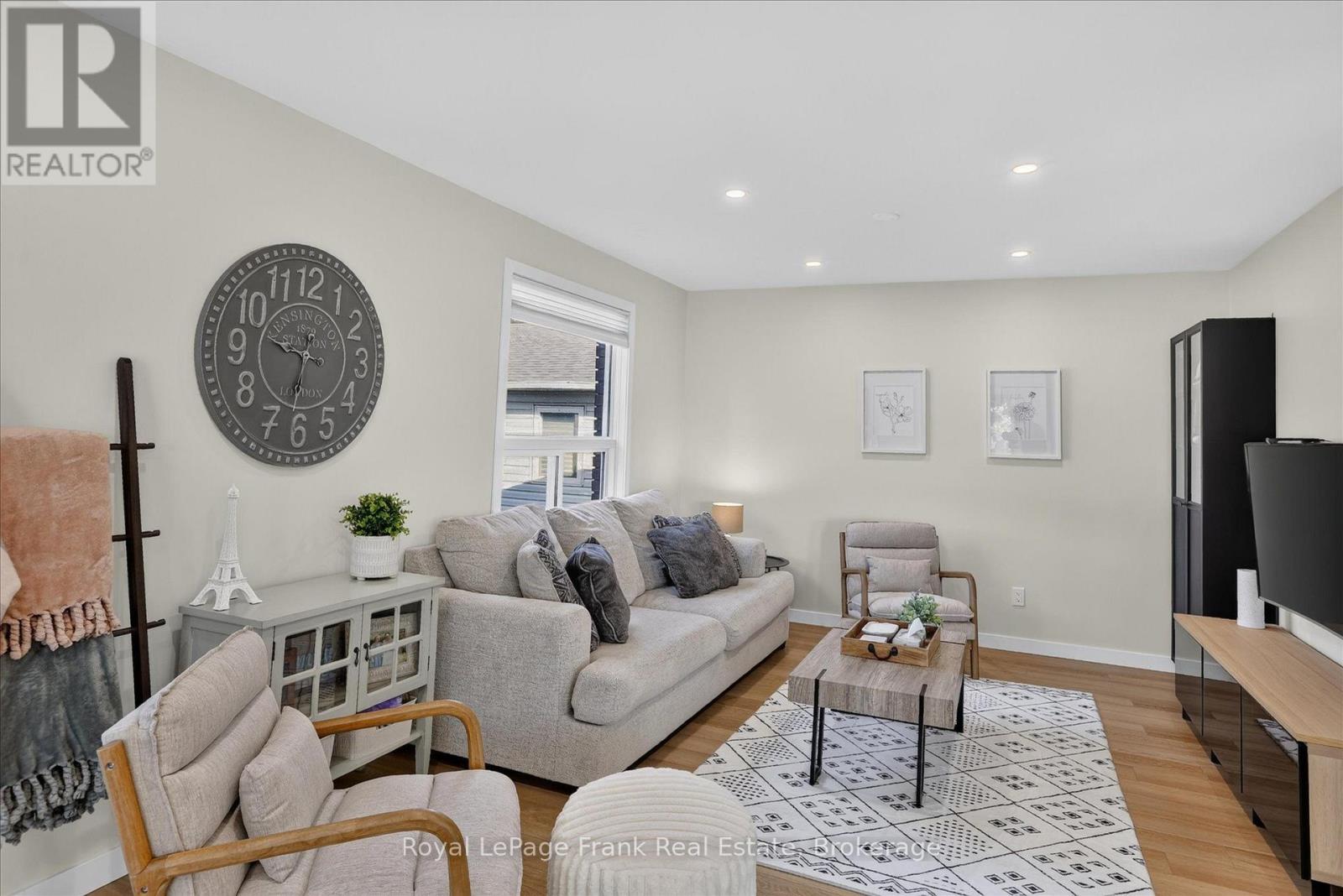 170 Kerry Line Property Photo 7