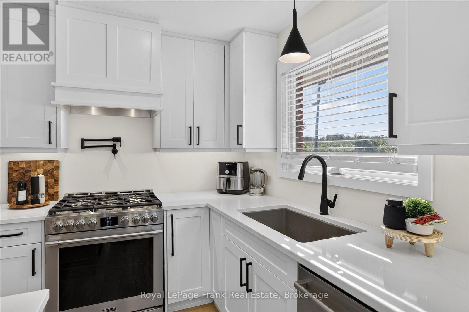 170 Kerry Line Property Photo 16
