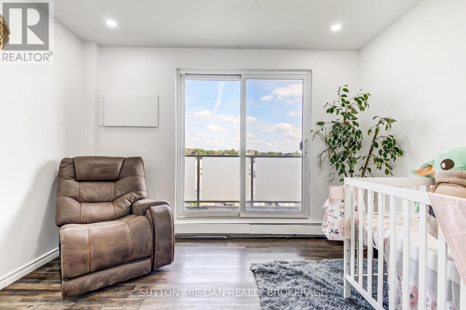 605 - 583 Mornington Avenue Property Photo 7