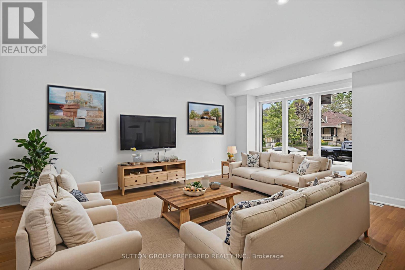 665 Piccadilly Street Property Photo 3