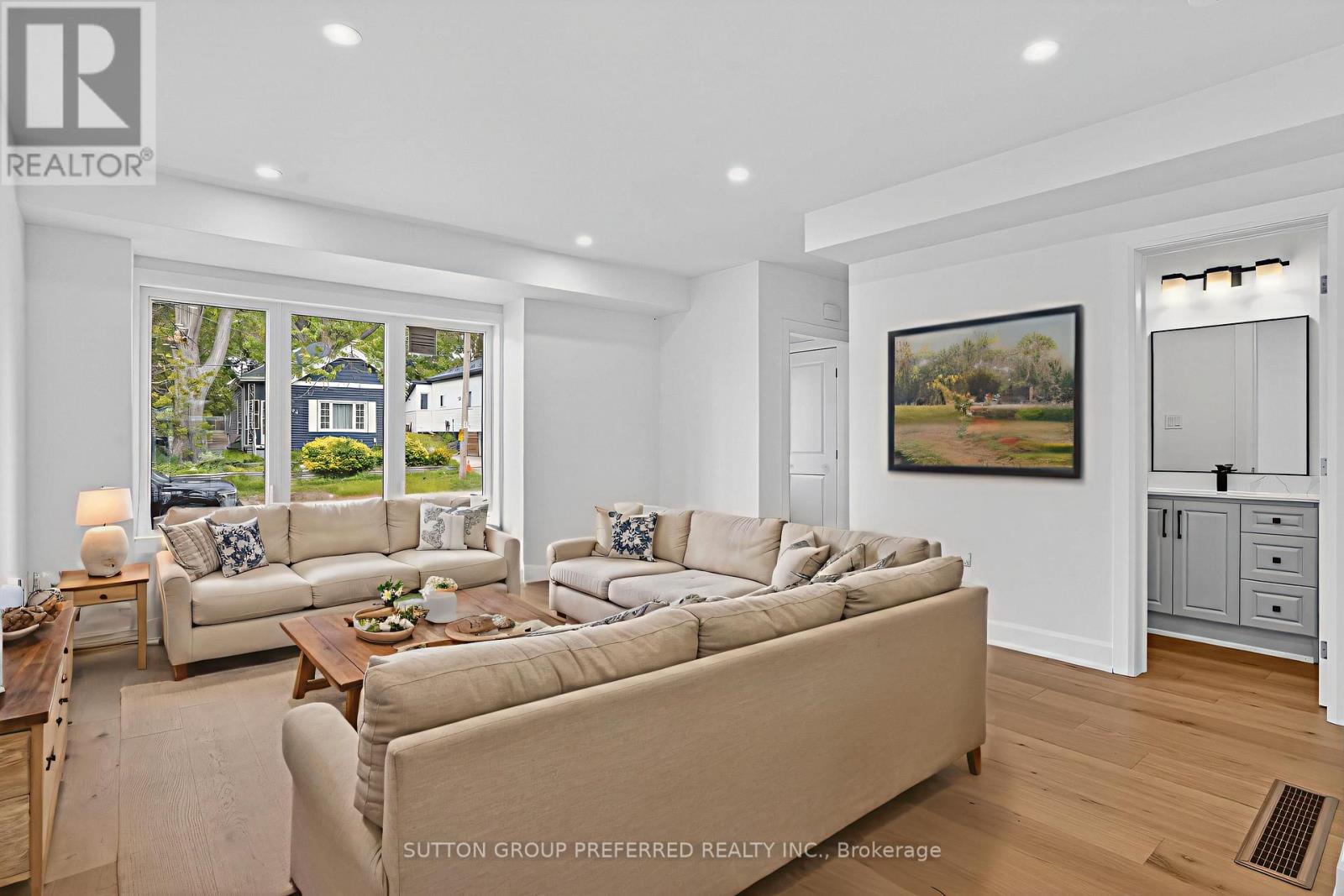 665 Piccadilly Street Property Photo 4