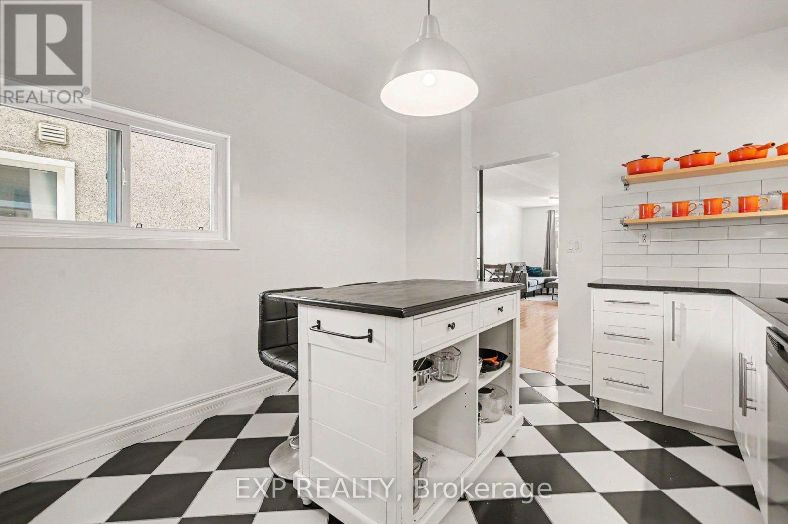 541 Bay Street Property Photo 14