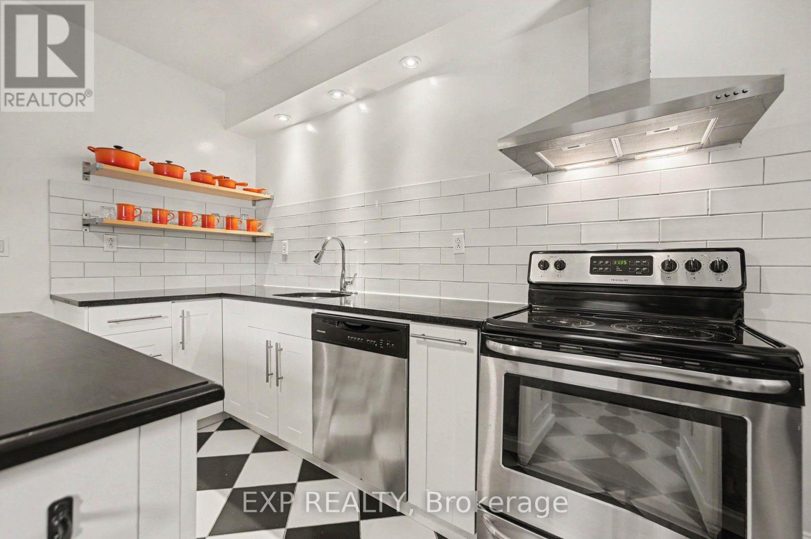 541 Bay Street Property Photo 15