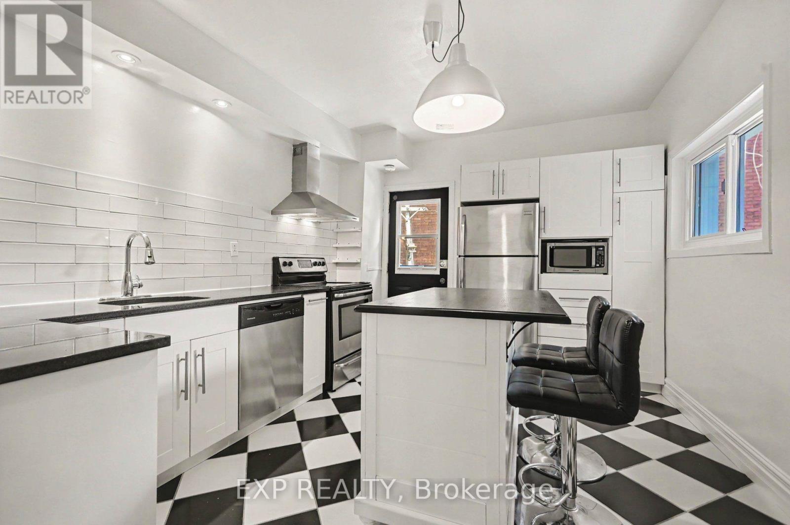 541 Bay Street Property Photo 16