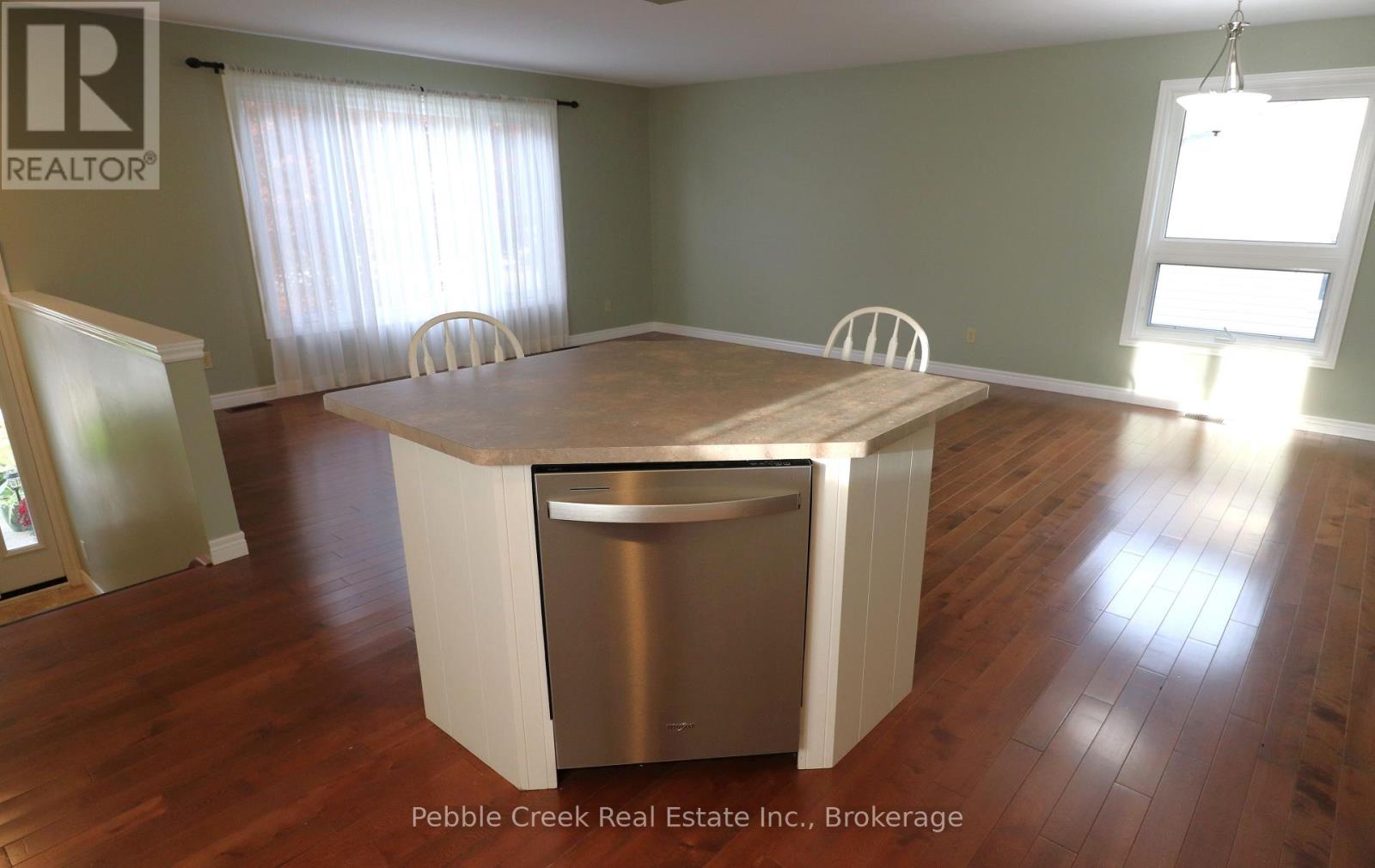 21 Suncoast Drive W Property Photo 9
