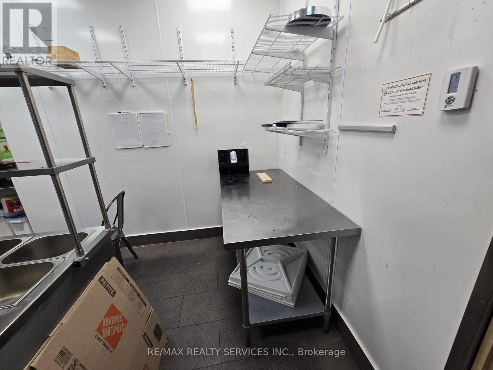 8 - 1575 Upper Ottawa Street Property Photo 7
