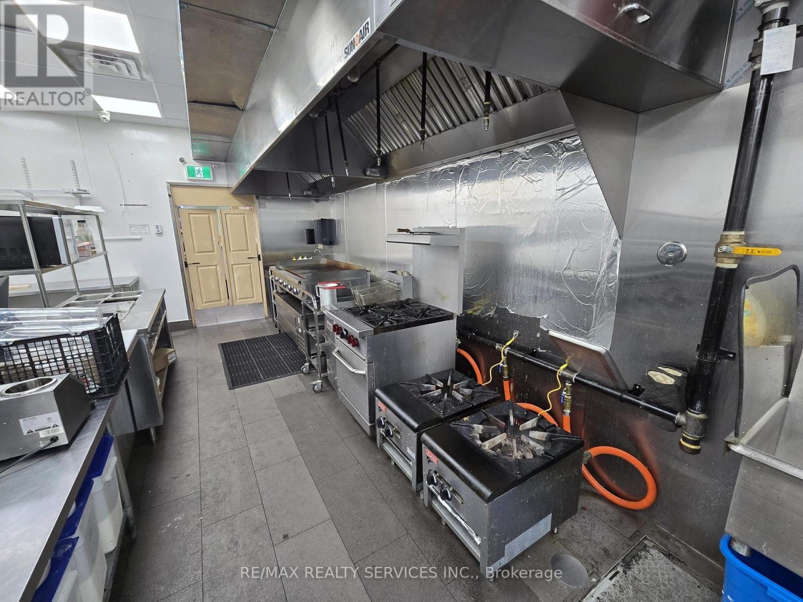 8 - 1575 Upper Ottawa Street Property Photo 8