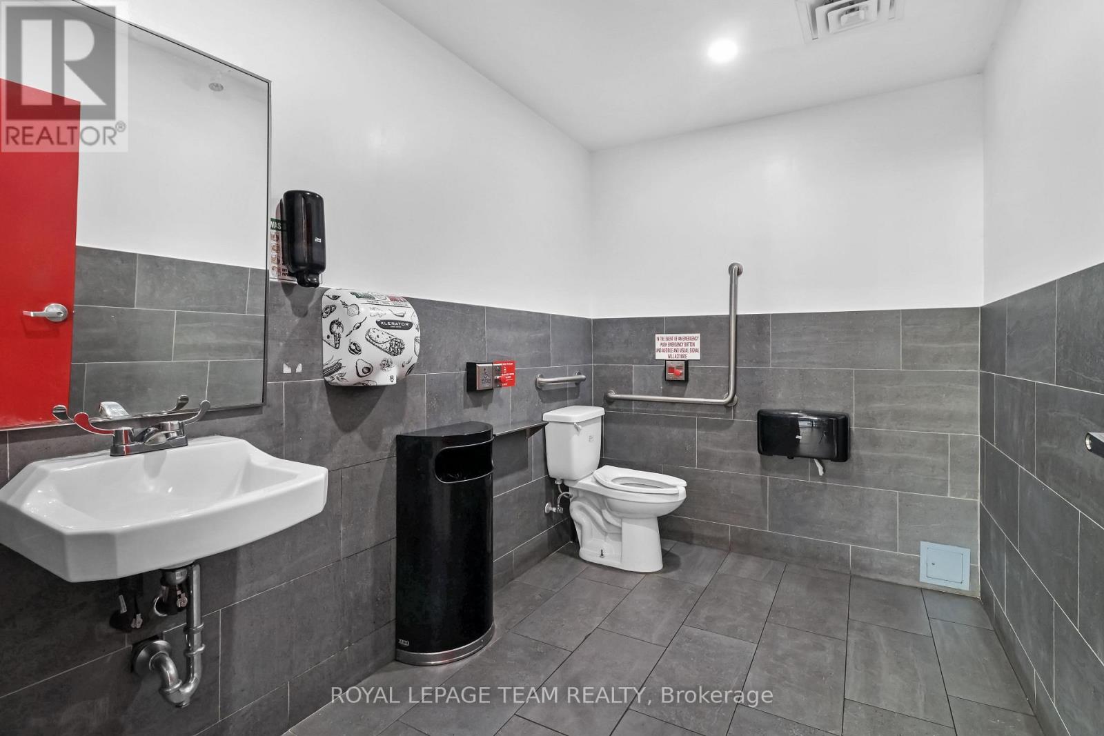 C - 129 Riocan Avenue Property Photo 17