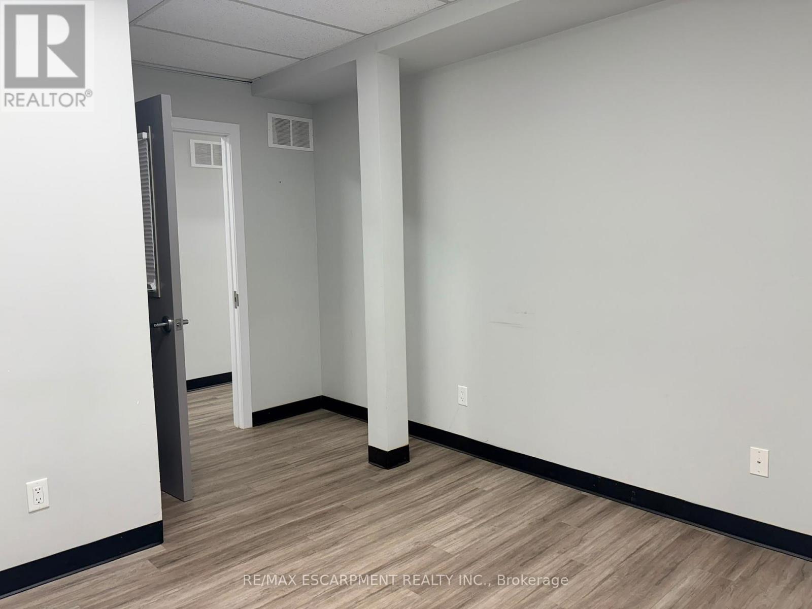 11 Colborne Street N Property Photo 8