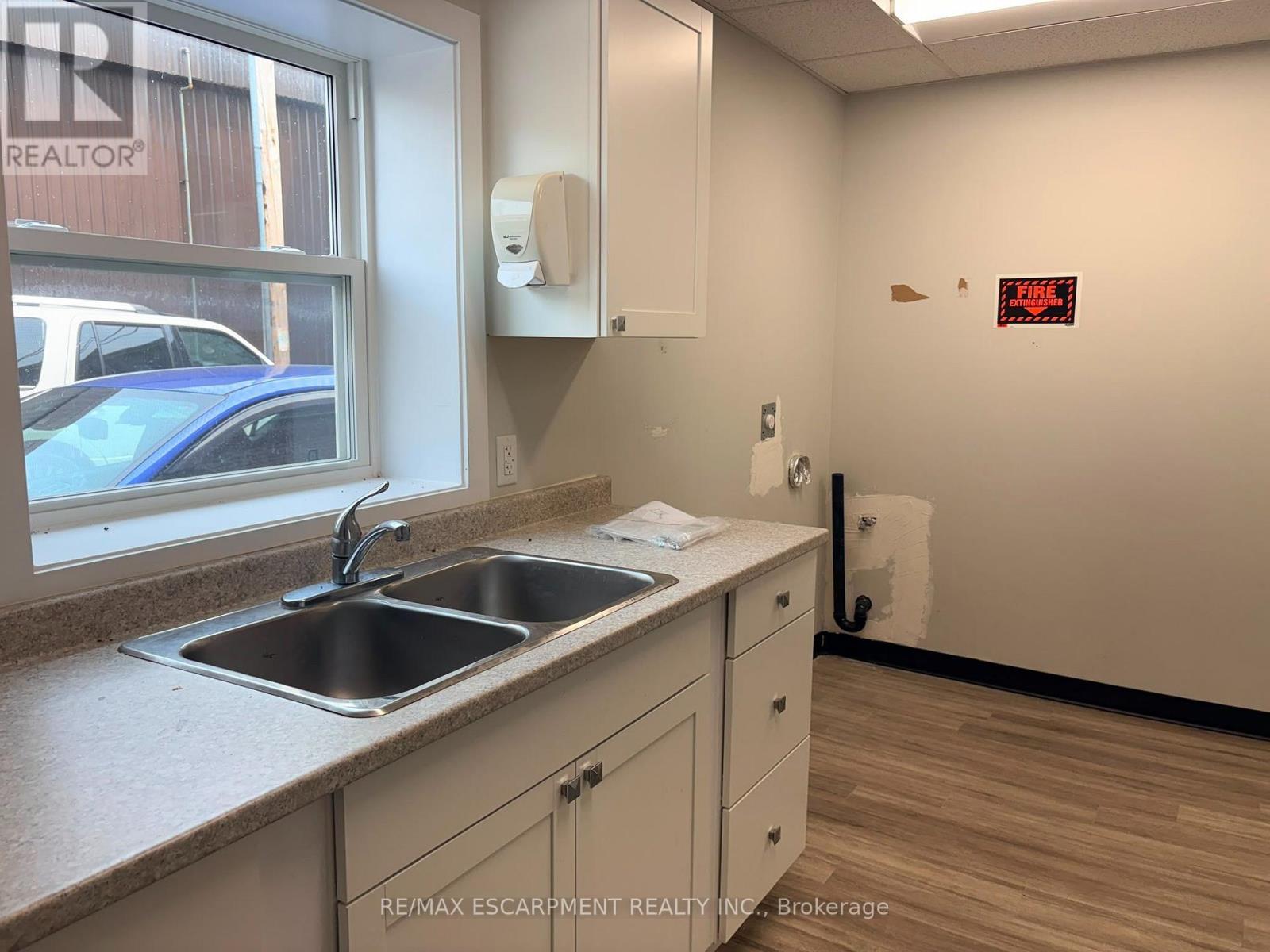 11 Colborne Street N Property Photo 12
