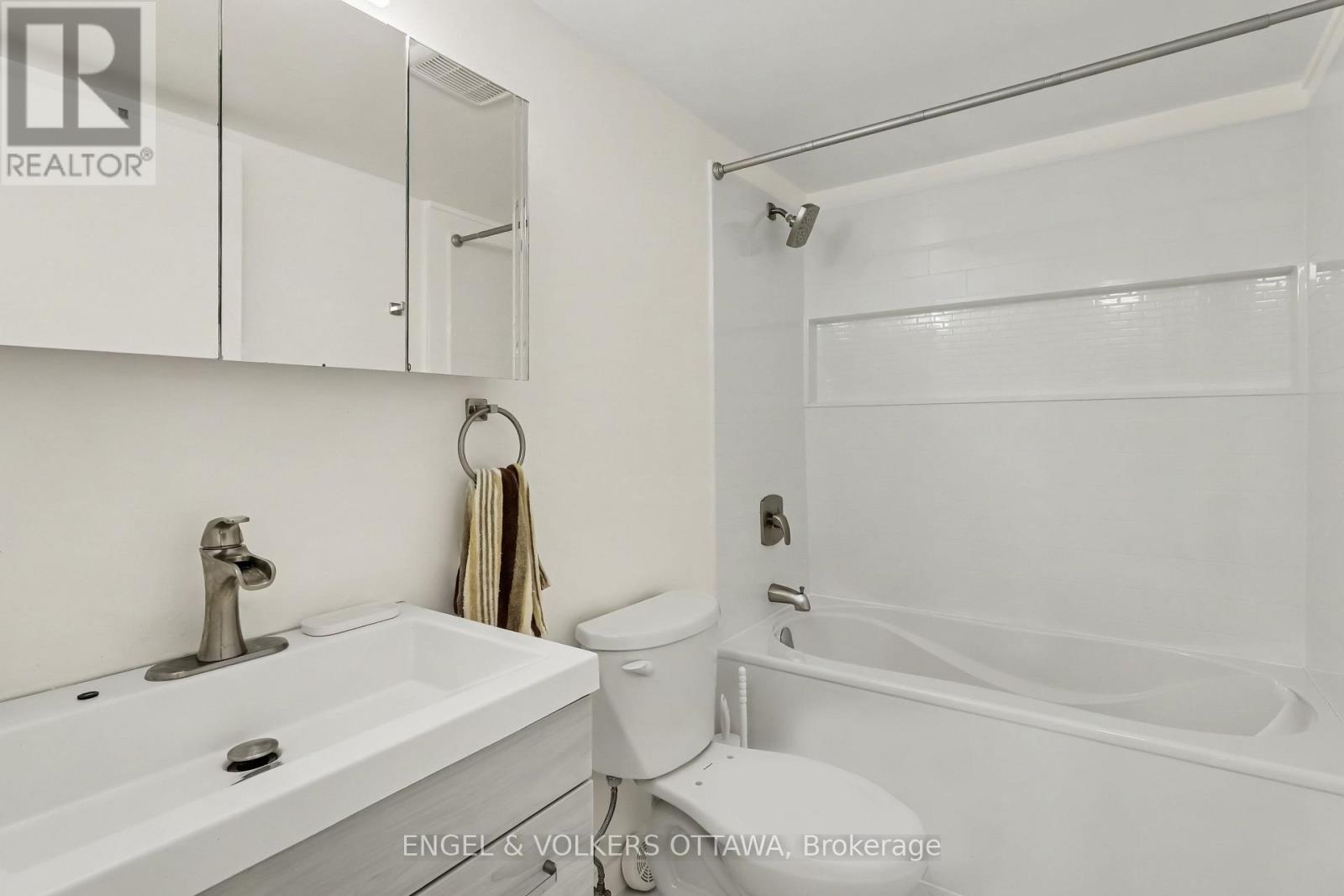 319 - 316 Lorry Greenberg Drive Property Photo 15