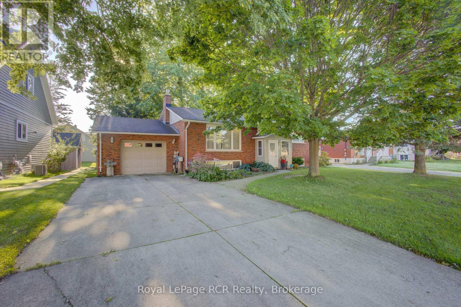 114 PRESTON STREET S Property Photo 1