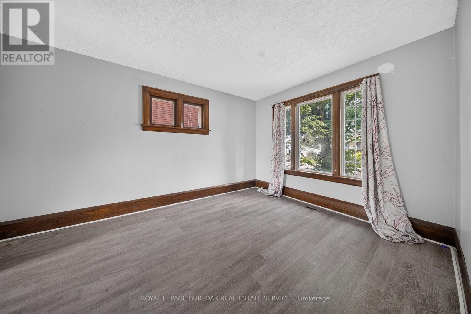 145 Albert Street W Property Photo 7