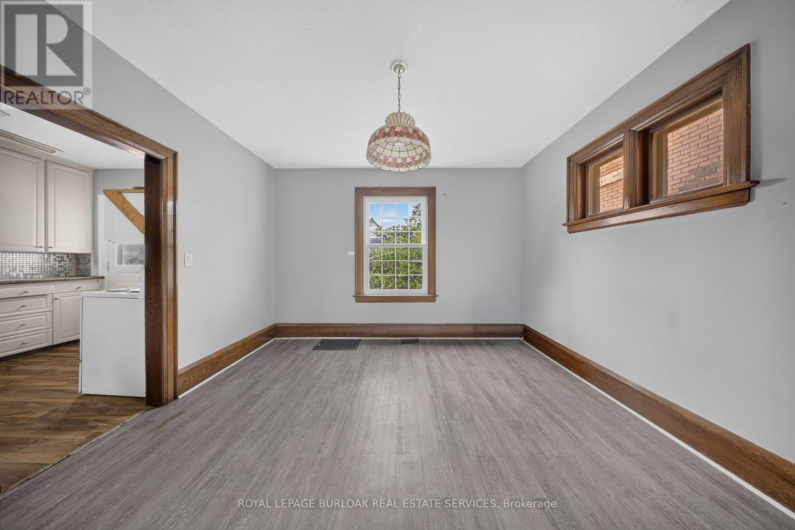 145 Albert Street W Property Photo 9