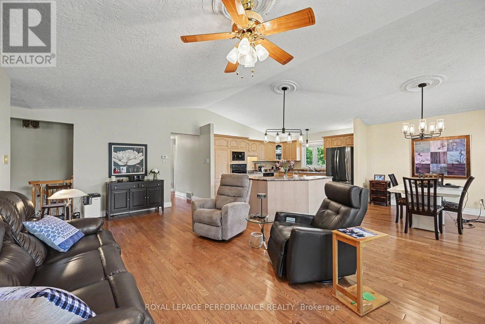 1401 Holy Cross Boulevard Property Photo 6