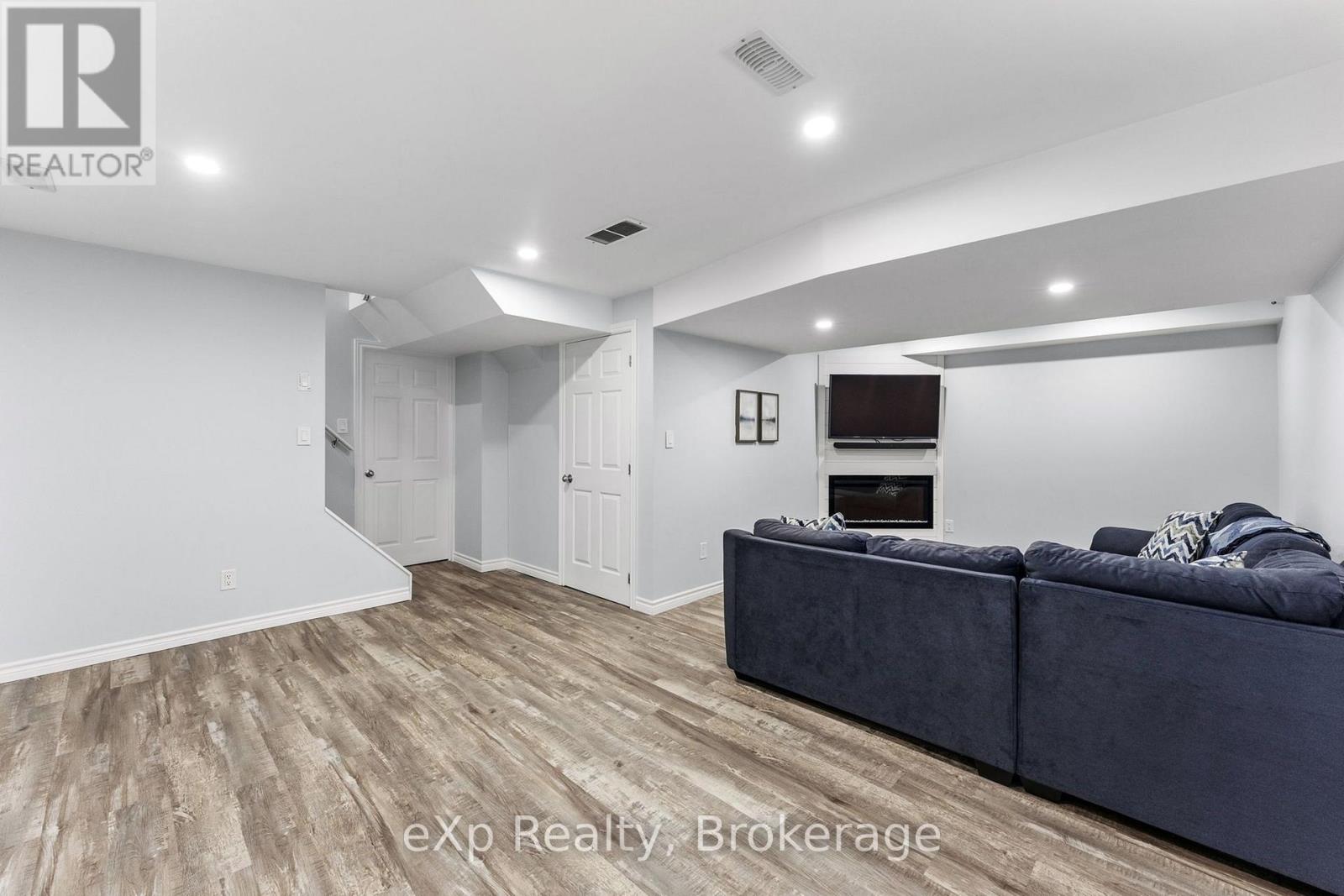 27 Robertson Drive Property Photo 5
