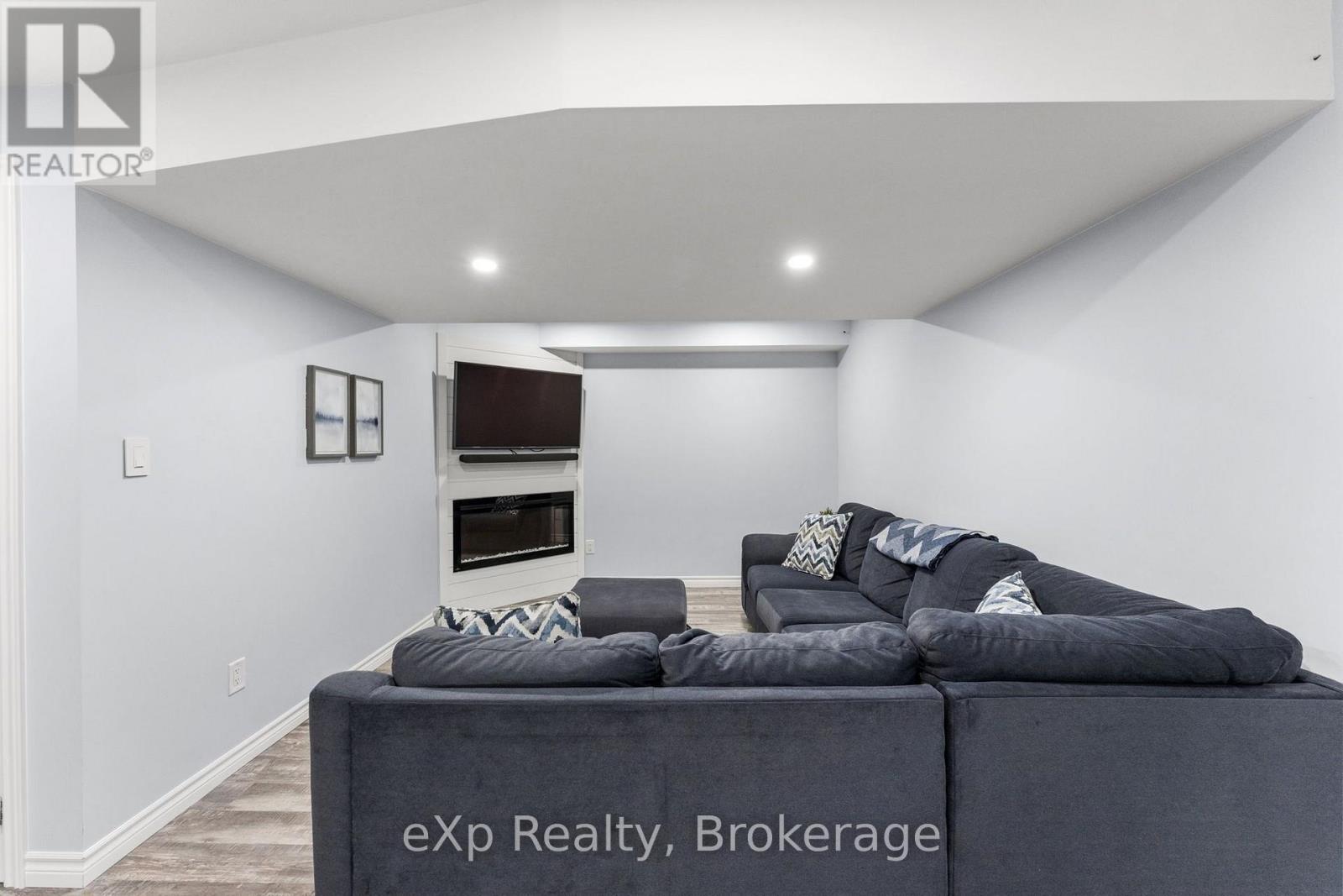 27 Robertson Drive Property Photo 32