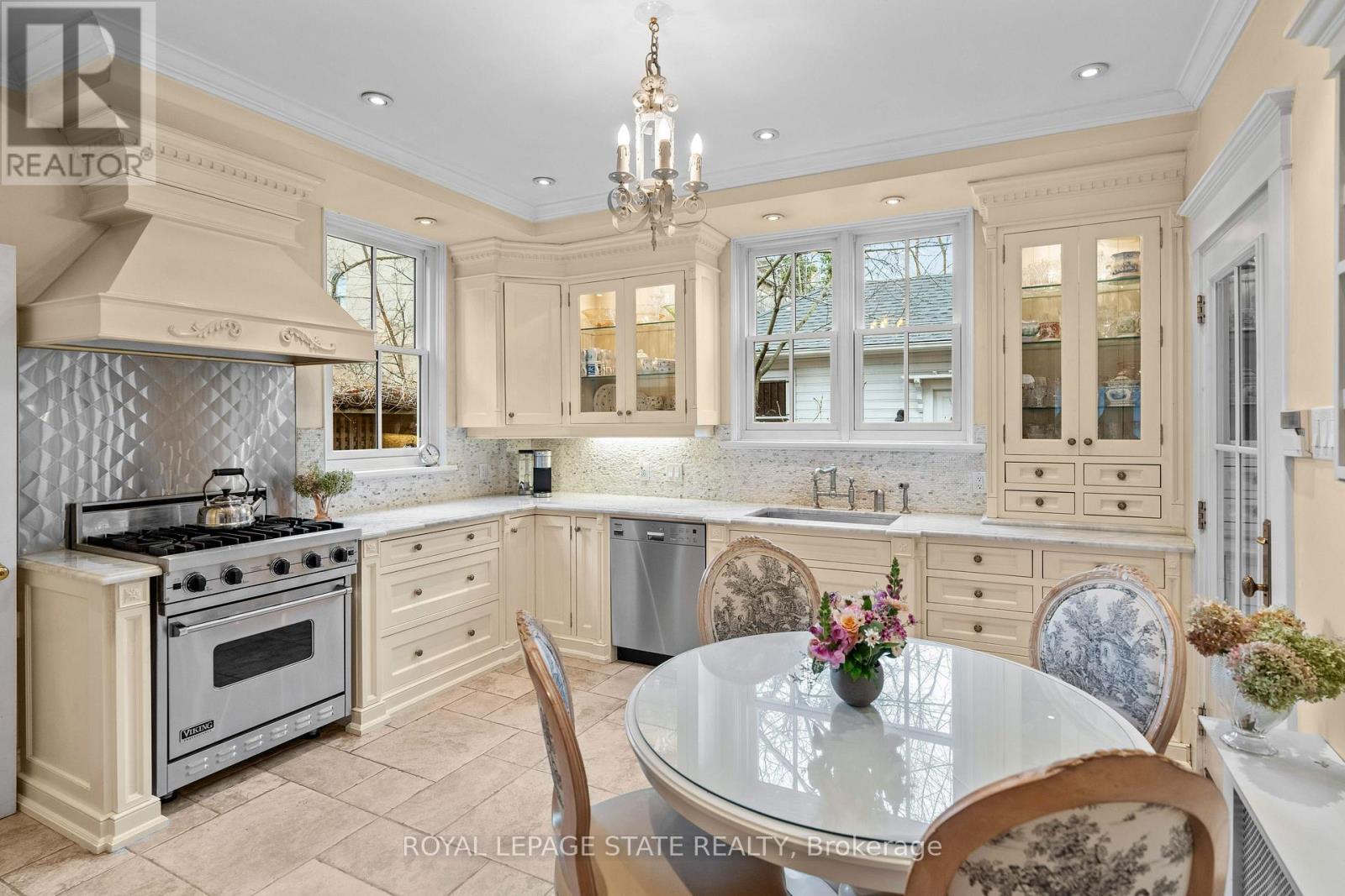 247 Macnab Street S Property Photo 14