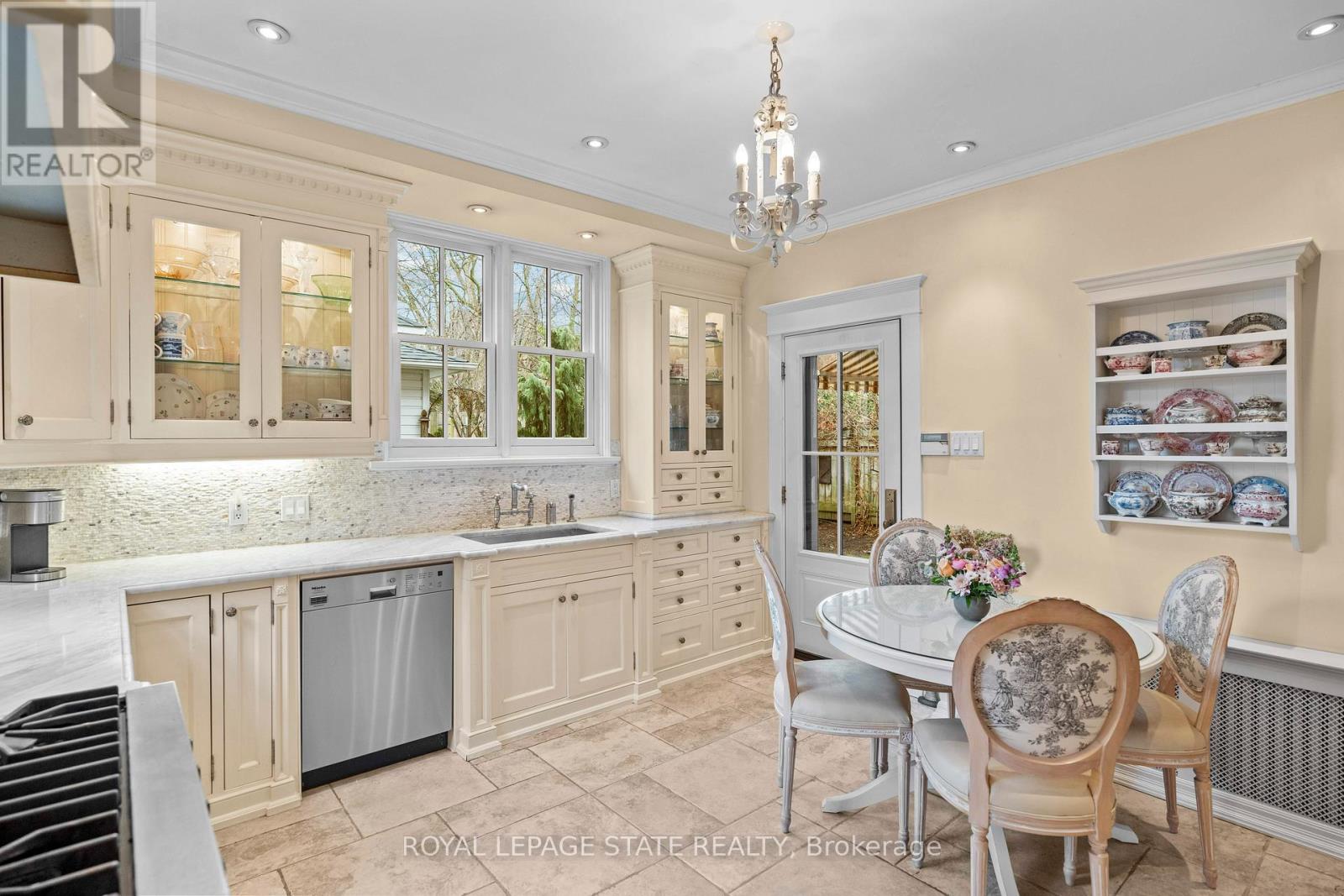 247 Macnab Street S Property Photo 15