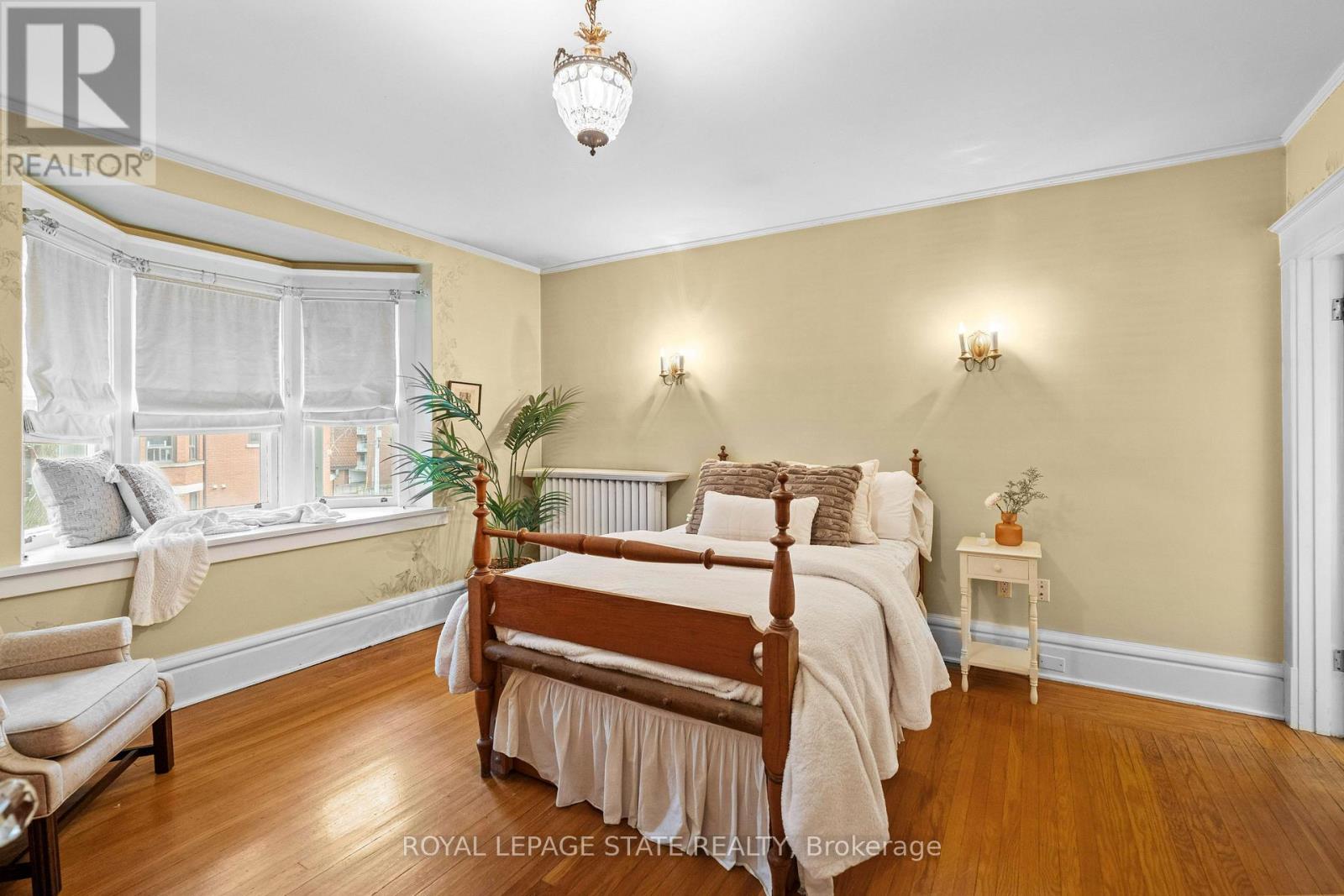 247 Macnab Street S Property Photo 23