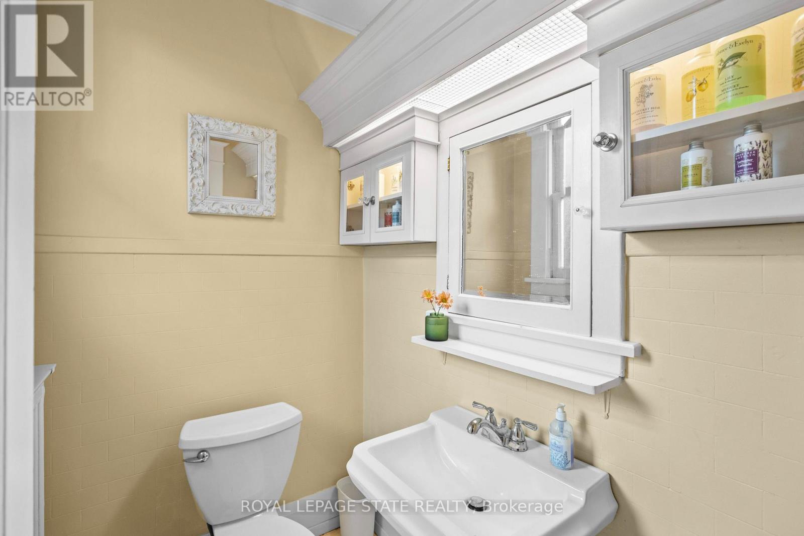 247 Macnab Street S Property Photo 24