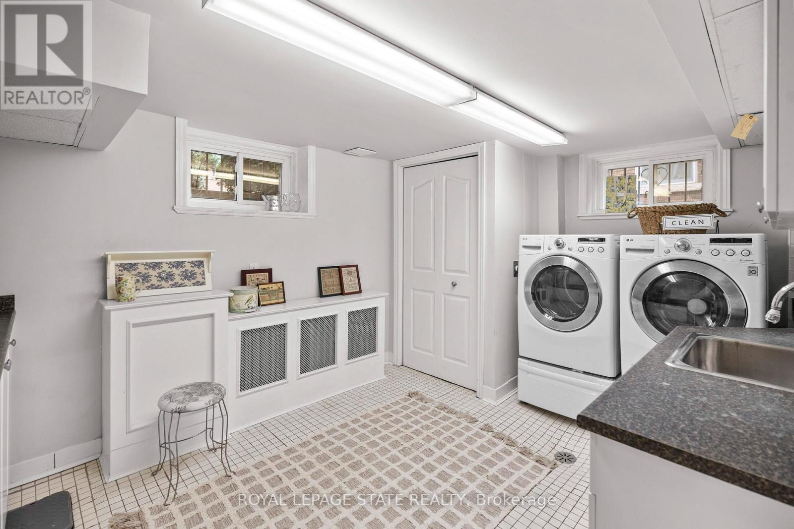 247 Macnab Street S Property Photo 36
