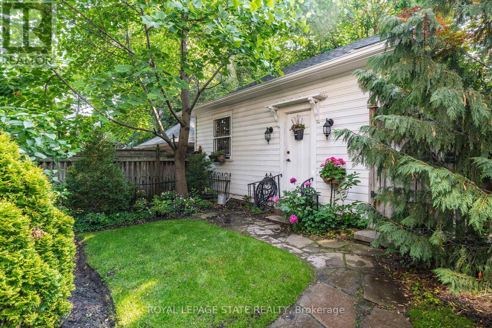 247 Macnab Street S Property Photo 44