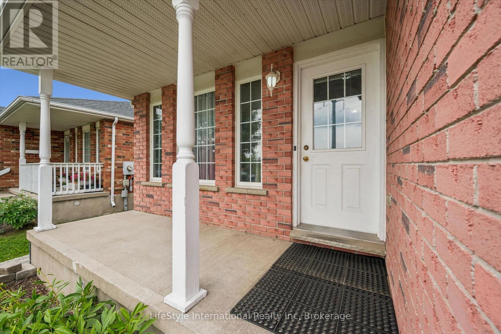 193 Deerpath Drive Property Photo 4