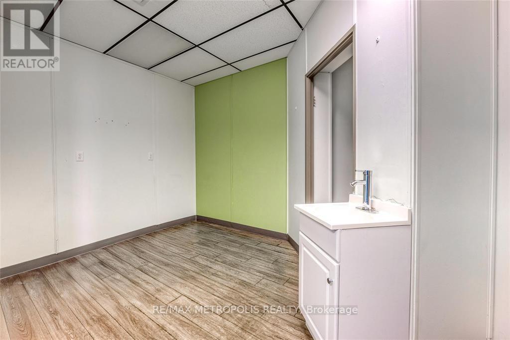 B - 373 Vidal Street S Property Photo 16