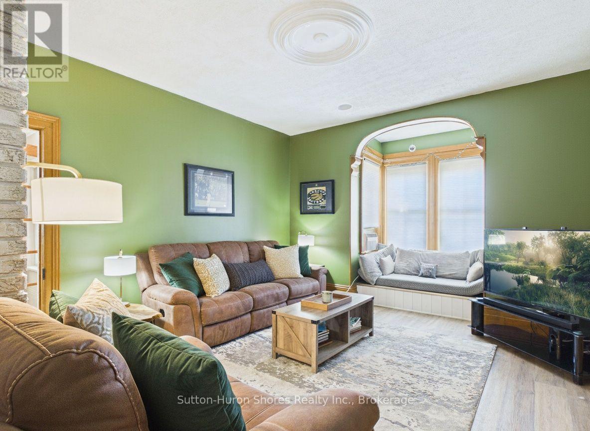 433 Goderich Street Property Photo 7