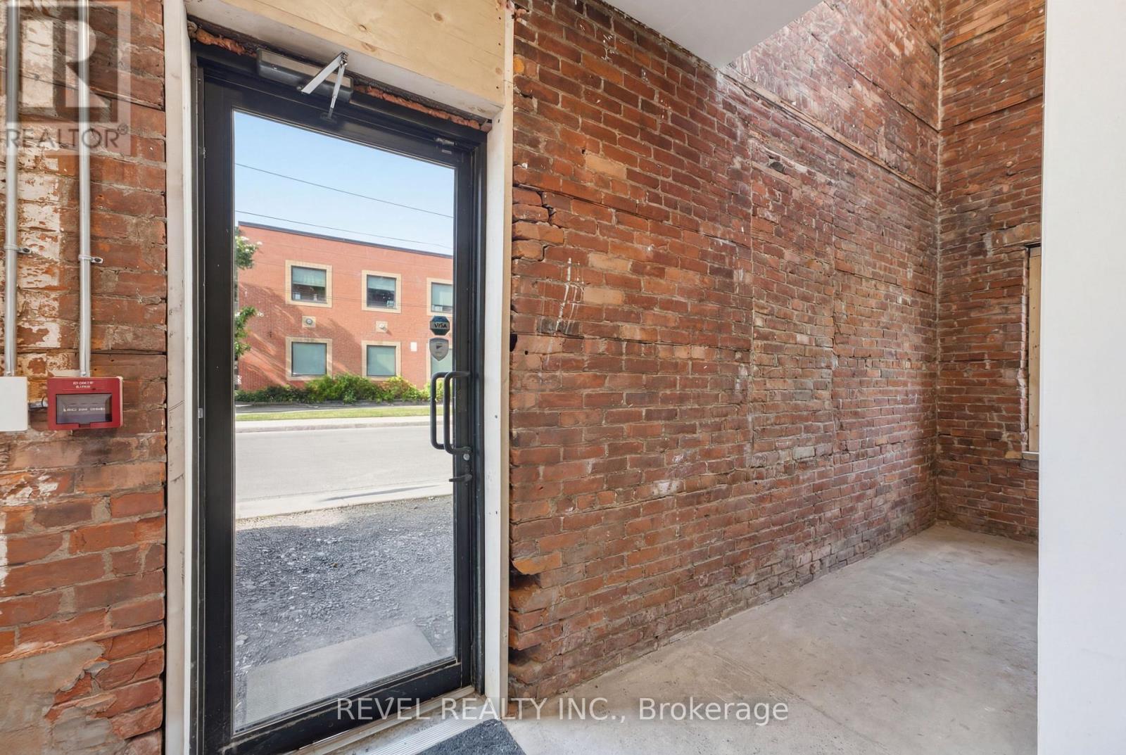 45 Wellington Street N Property Photo 7