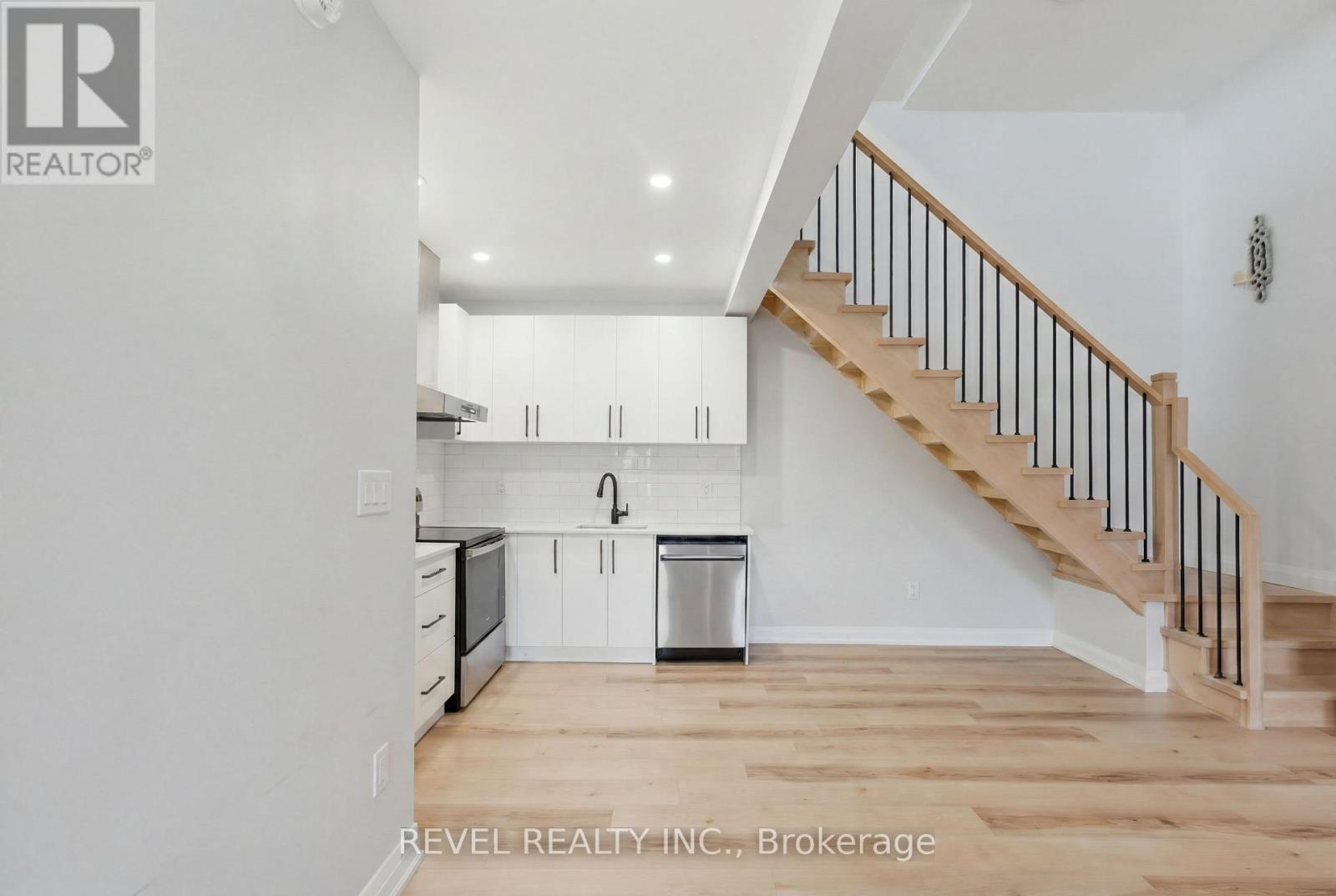 45 Wellington Street N Property Photo 27