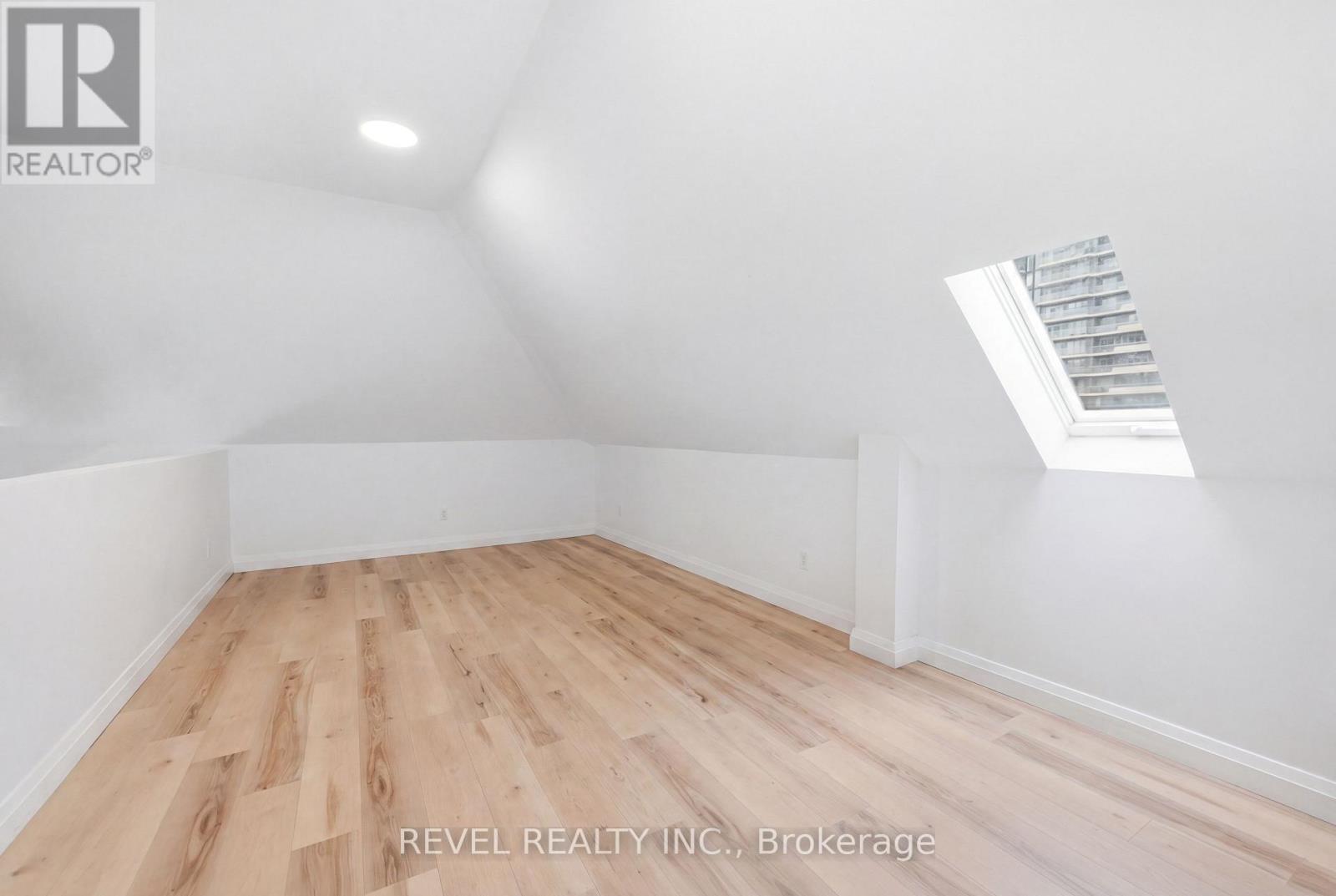 45 Wellington Street N Property Photo 28