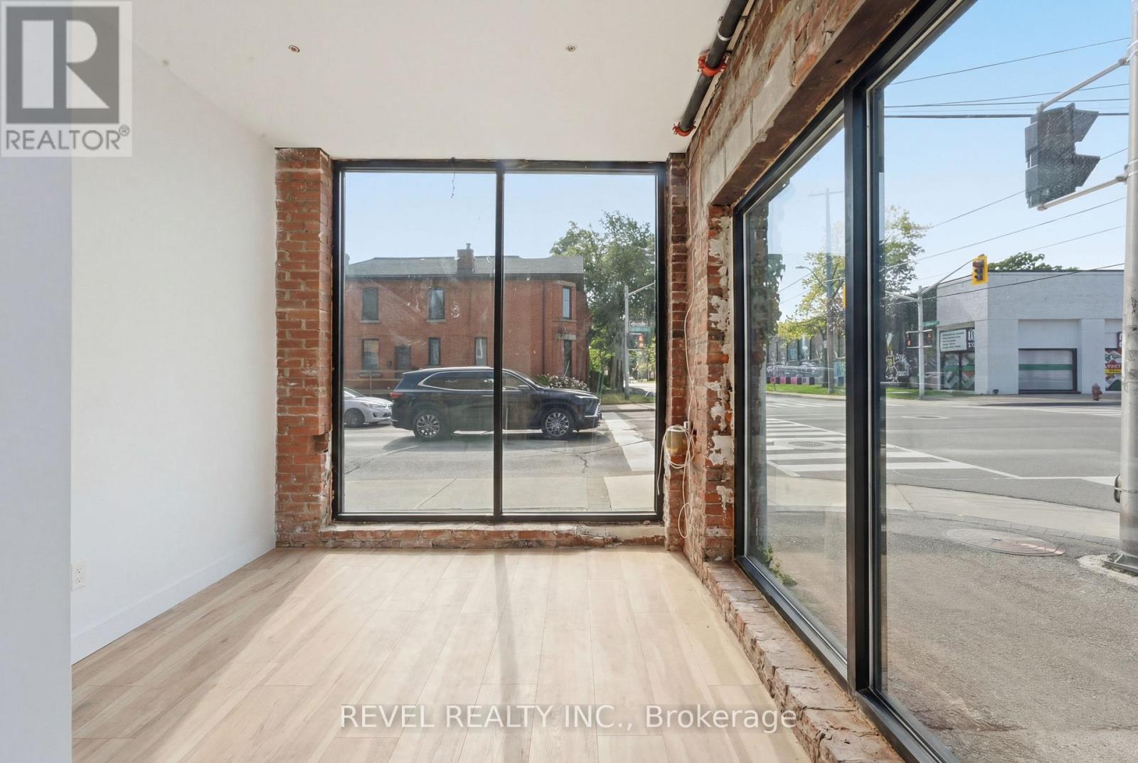 45 Wellington Street N Property Photo 29
