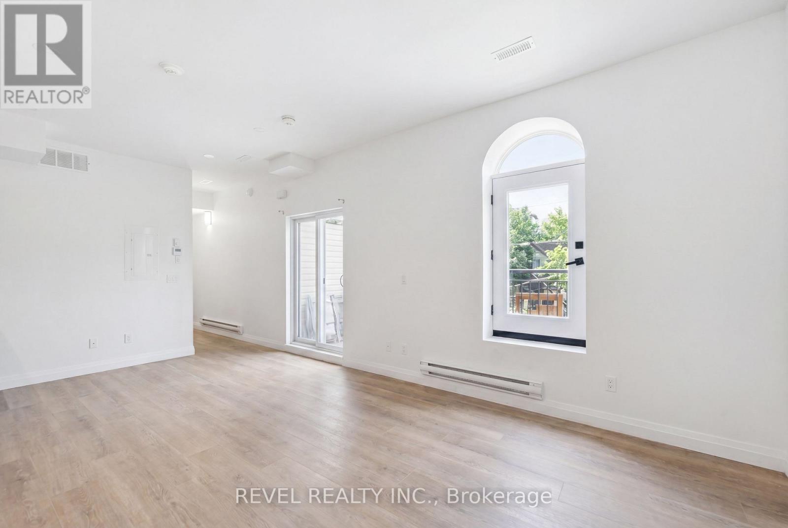 45 Wellington Street N Property Photo 31