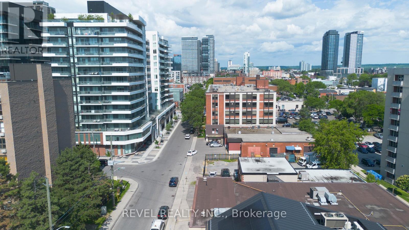 45 Wellington Street N Property Photo 32