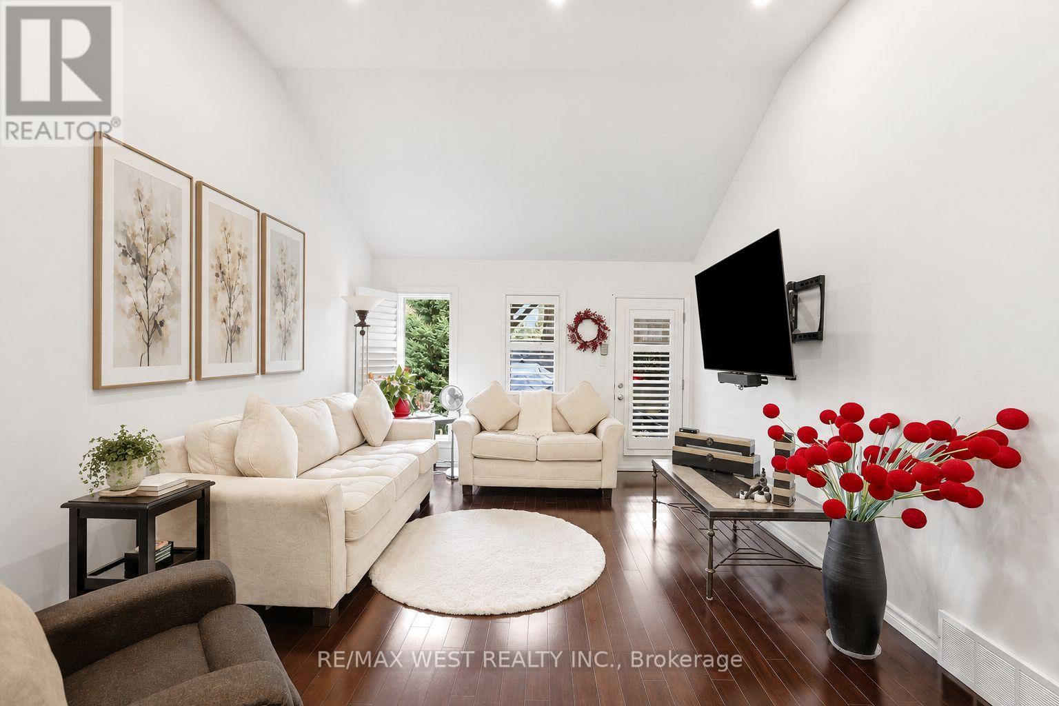 916 Silversmith Street Property Photo 3