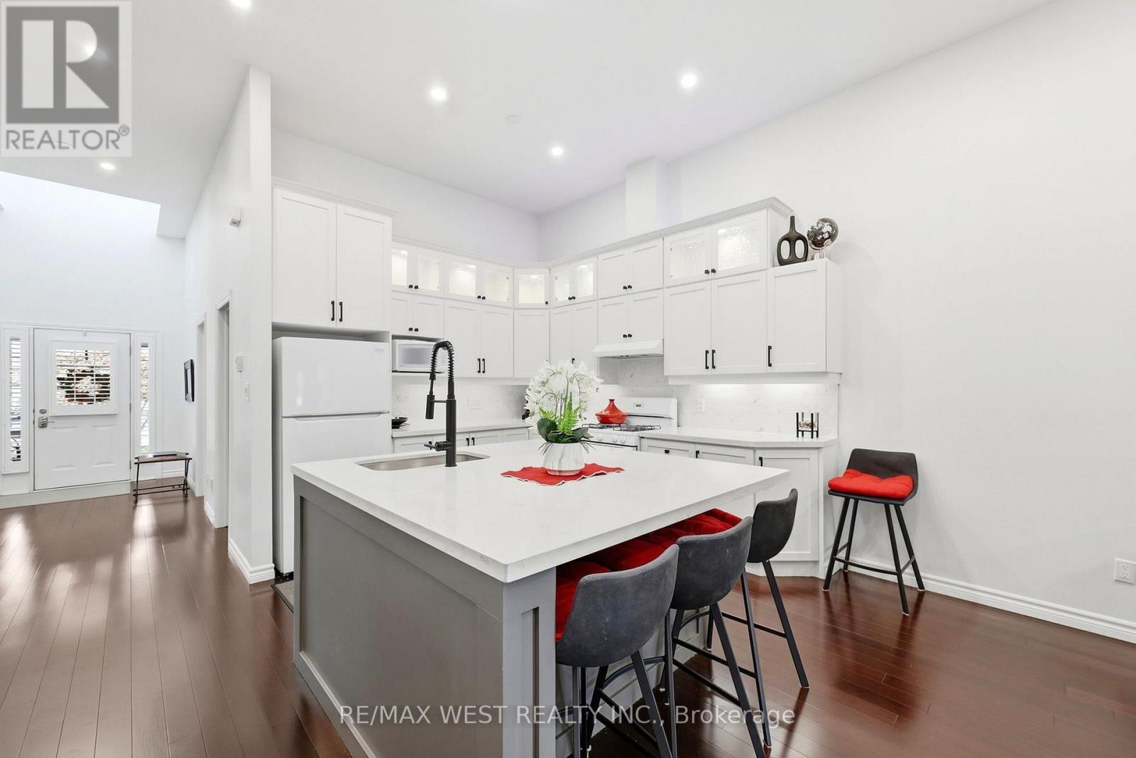 916 Silversmith Street Property Photo 4