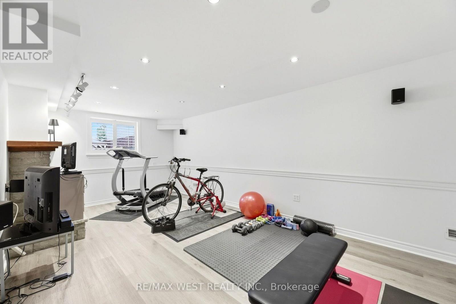 916 Silversmith Street Property Photo 8
