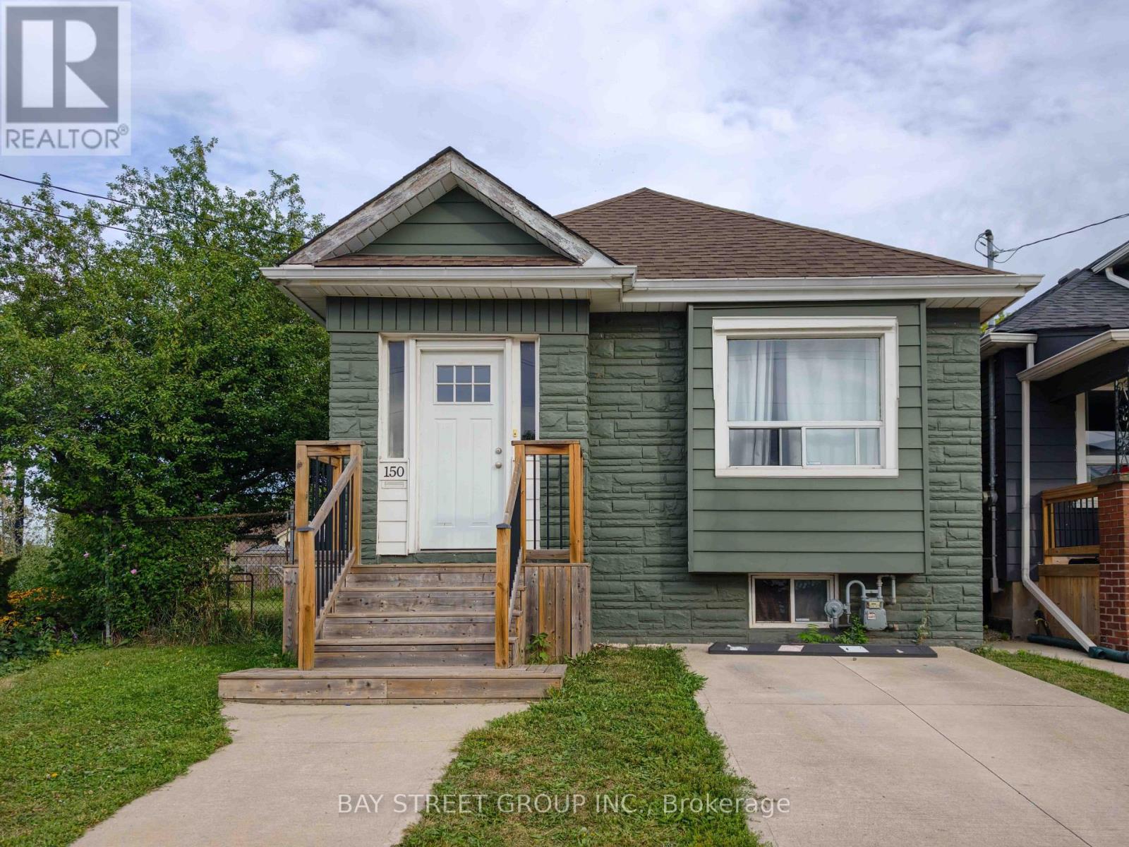 150 CROSTHWAITE AVENUE N Property Photo 1