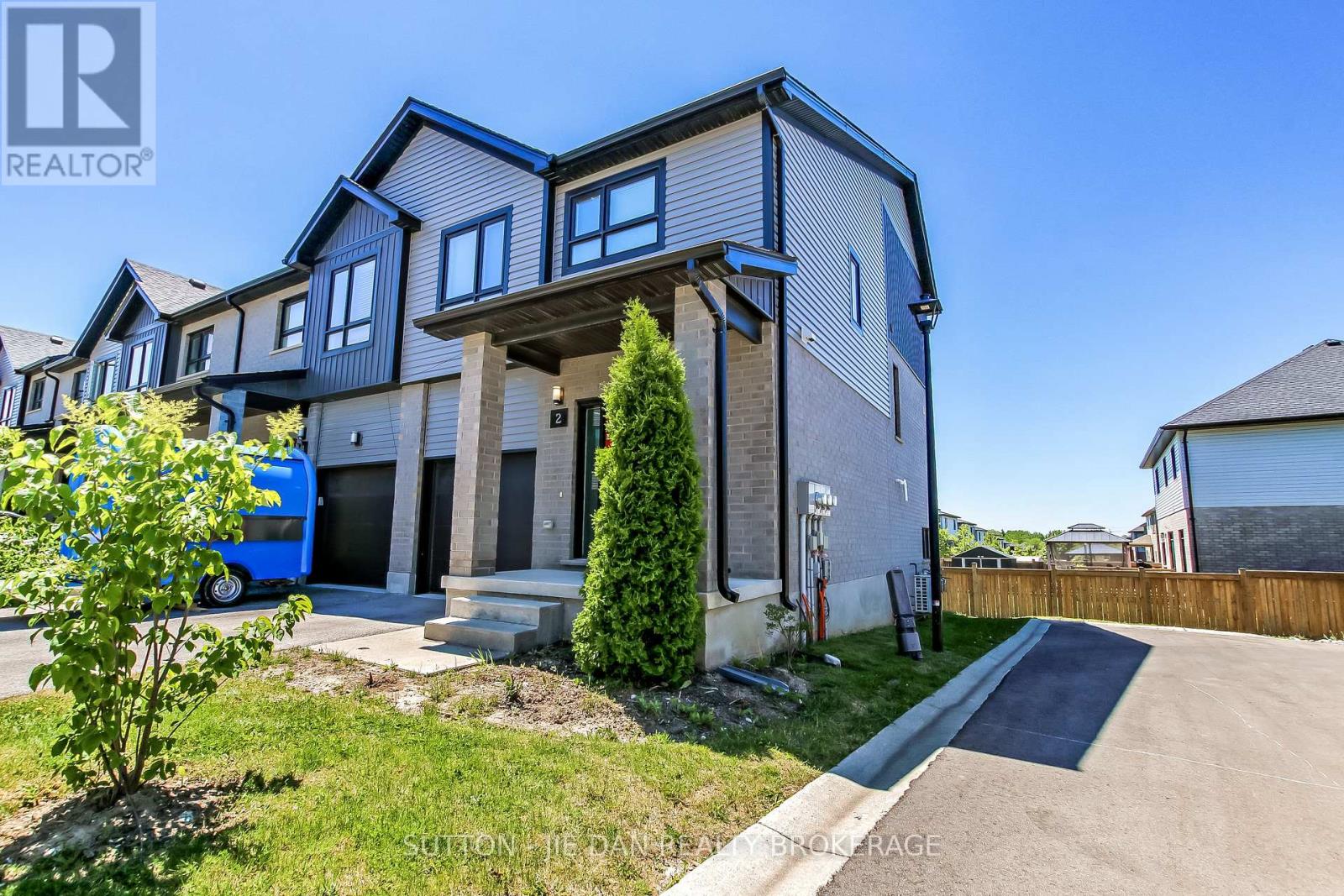 2 - 819 Kleinburg Drive Property Photo 1