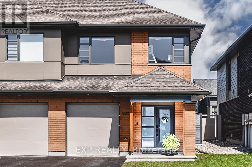 1077 LUNAR GLOW CRESCENT Property Photo 1